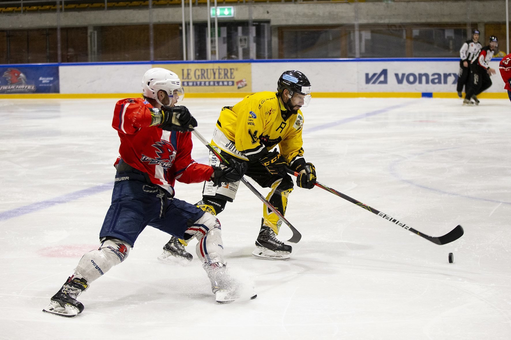 Quentin Pécaut (en jaune) reste fidèle au HC Saint-Imier.