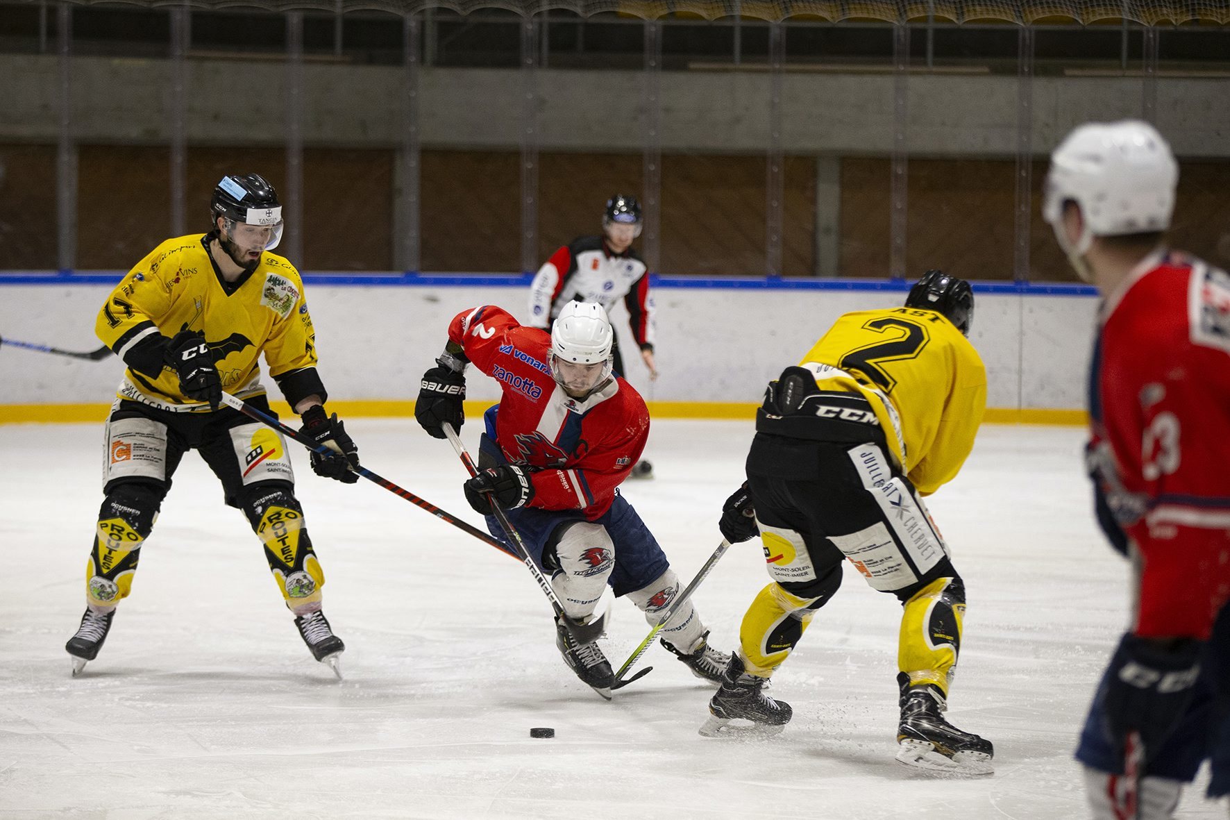 Robin Vuilleumier (au centre) et Université Neuchâtel ont remporté le premier acte de leur série de play-off contre Saint-Imier (ici Stéphane Morin à gauche et Jonathan Ast à droite.