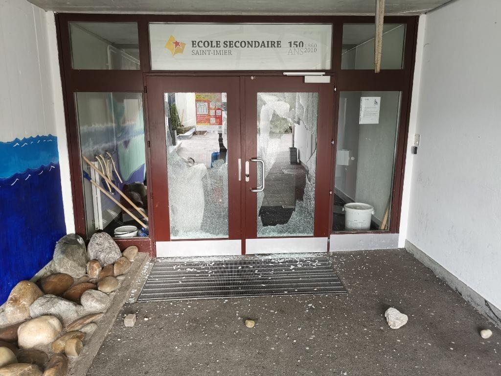 La porte du collège de Saint-Imier fracassée à coups de pierre.