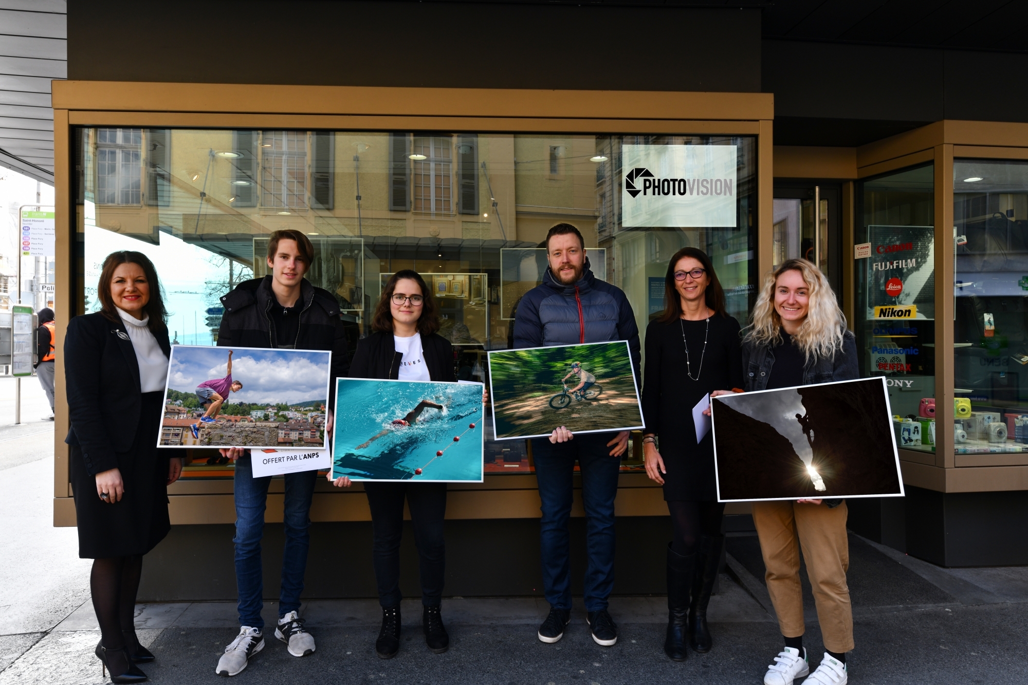 De gauche à droite: Sanela Stevanovic, gérante de Photo Vision, Noé Boillat (3e), Maéva Schneider (1ère), Emilien Lanz (prix du public), Laurence Wolfrath (responsable marketing chez "ArcInfo") et Tracy Rosselet (2e).