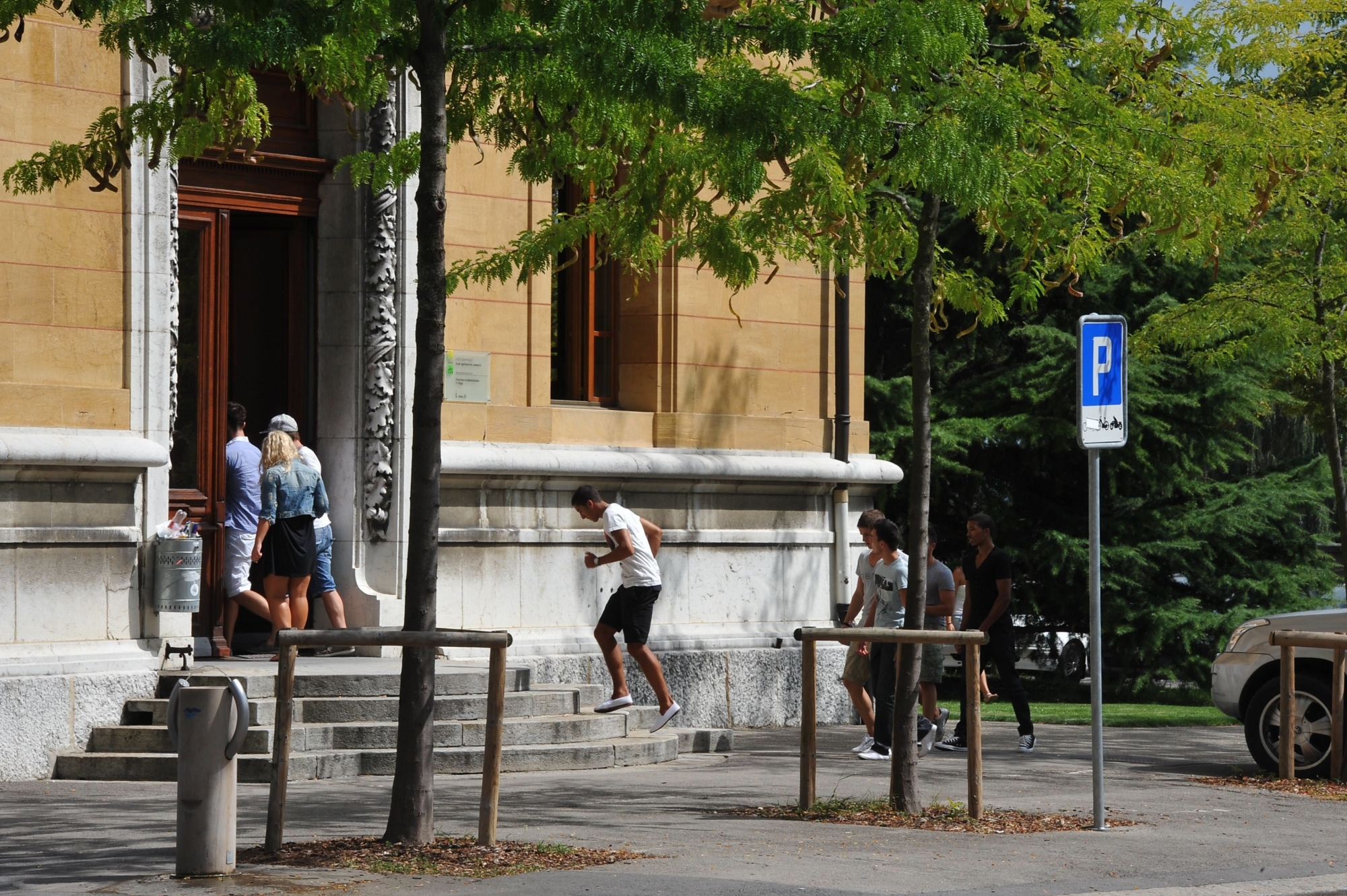 Une image d'archive du bâtiment du lycée Jean-Piaget où sont donnés les cours de la passerelle Dubs.