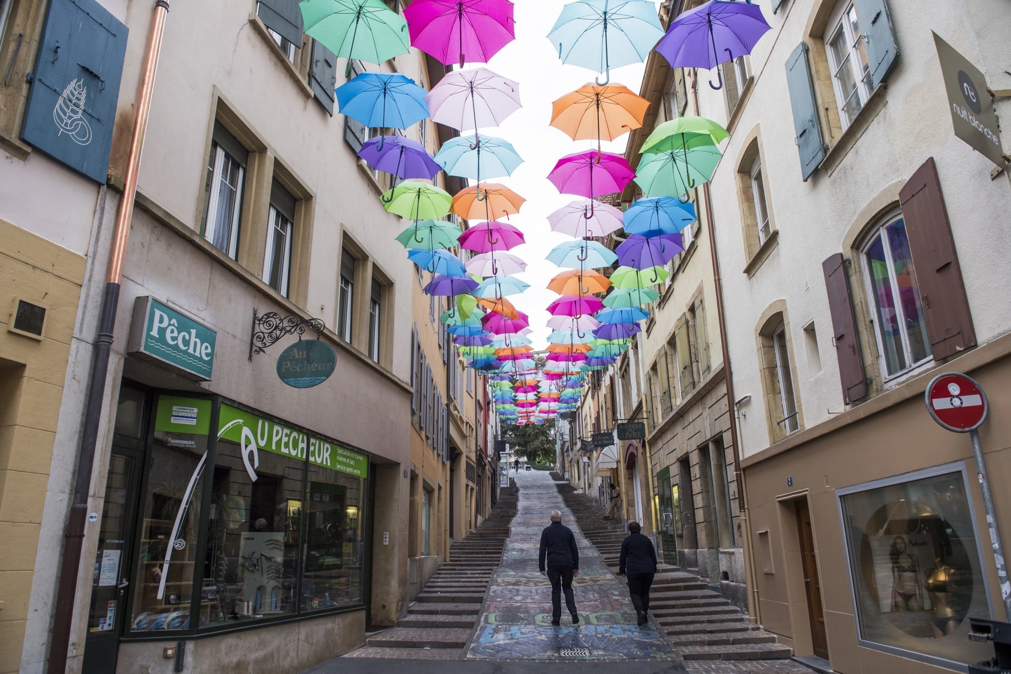 Les rues neuchâteloises prendront à nouveau des airs latins cet été. Il y a trois ans, les parapluies d'Olá Portugal (photo) avaient également ravi les passants.