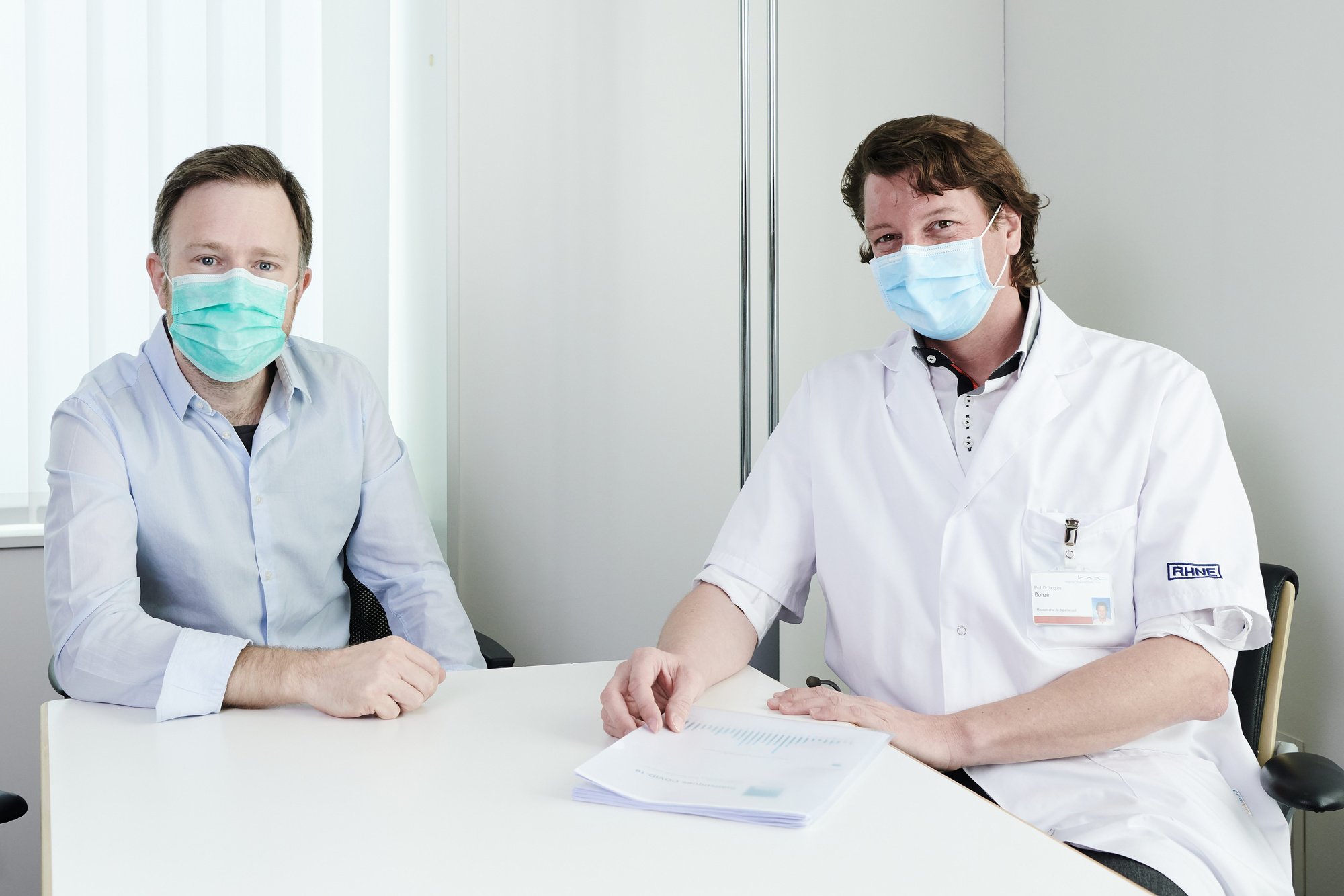 Olivier Plachta (à gauche) et Jacques Donzé équipés de masques de protection.