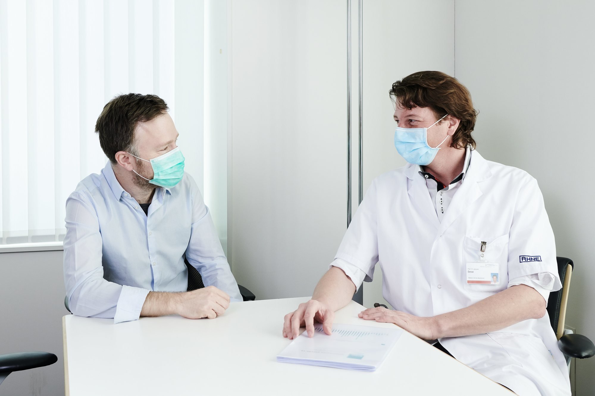 Olivier Plachta (à gauche) et Jacques Donzé équipés de masques de protection.