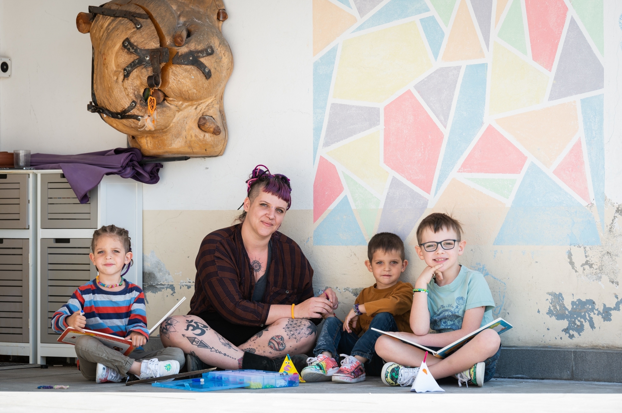 Julie a décidé de privilégier des activités ludiques avec ses enfants encore scolarisés, (de gauche à droite) Clément, Louis et Esteban. Comme dessiner une fresque.