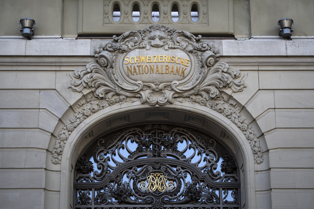 ARCHIV -- SNB ZAHLT 4 MRD. FRANKEN AN BUND UND KANTONE -- The facade of the Swiss National Bank SNB pictured at Bundesplatz, prior to a semi-annual conference in Bern, Switzerland, Thursday, June 13, 2019. (KEYSTONE/Anthony Anex)