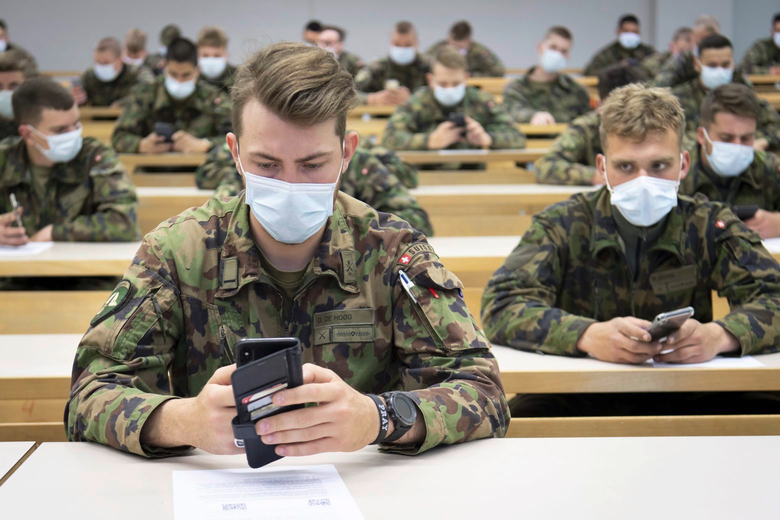 Un test grandeur nature de l’application, proposée par le consortium DP3T, a été mené, hier, avec des soldats à la place d’armes de Chamblon,  dans le Nord vaudois.