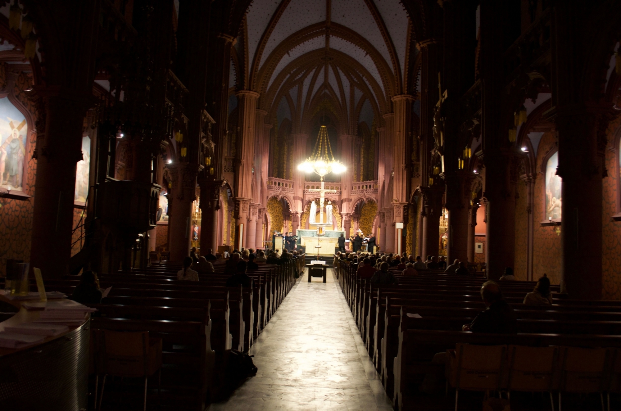 L'atmosphère particulière de l'Office des Ténèbres sera restituée par vidéo de l'église Notre-Dame.