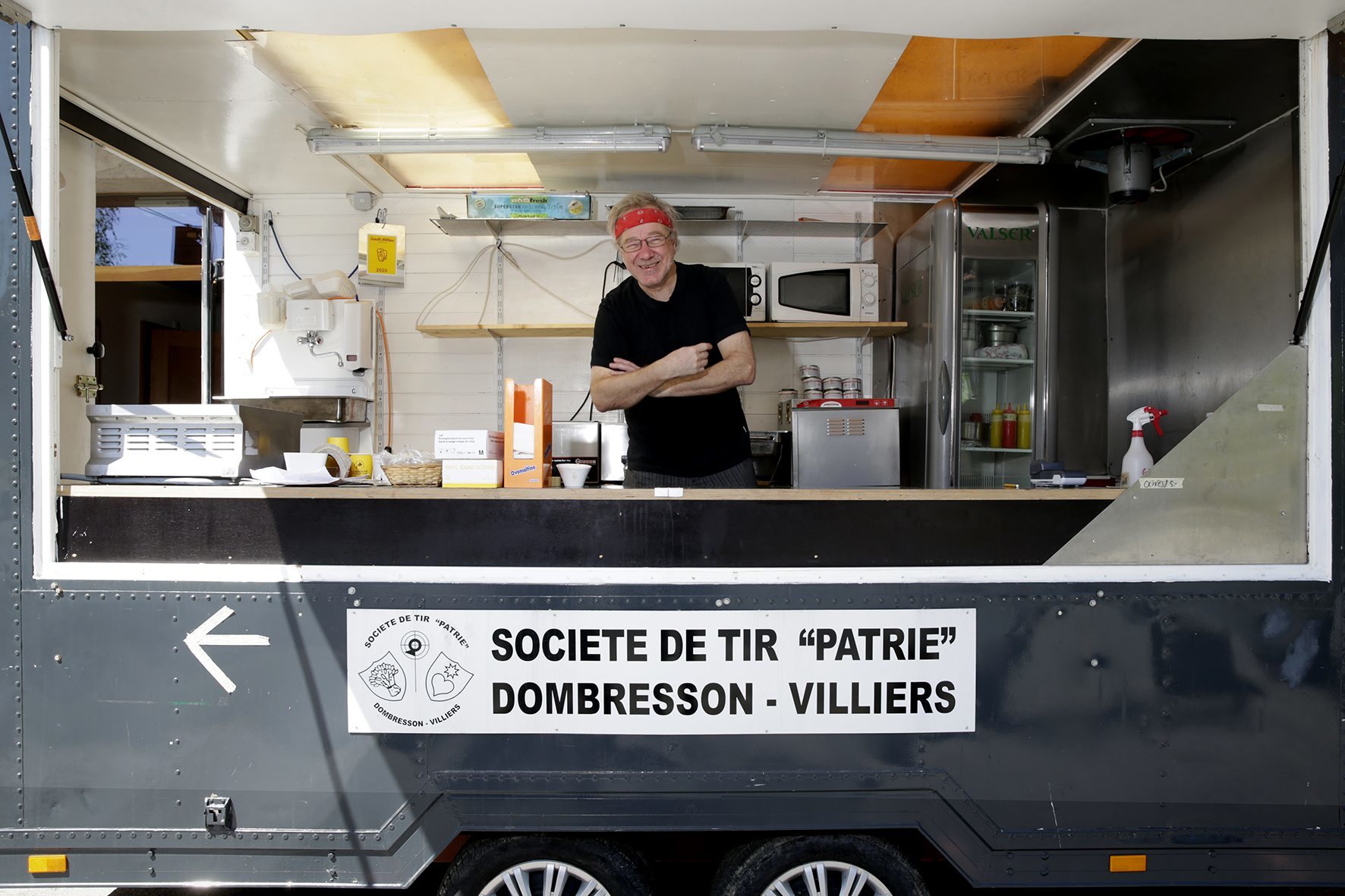 Michel Stangl a opté pour un take-away dans une roulotte, à l'Hôtel de Commune de Dombresson.