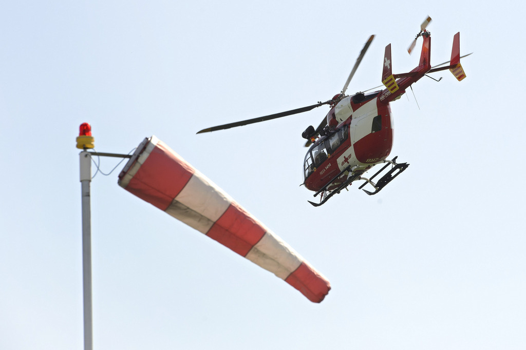 Une femme de 38 ans a été transportée à l'hôpital par un hélicoptère de la Rega (illustration).