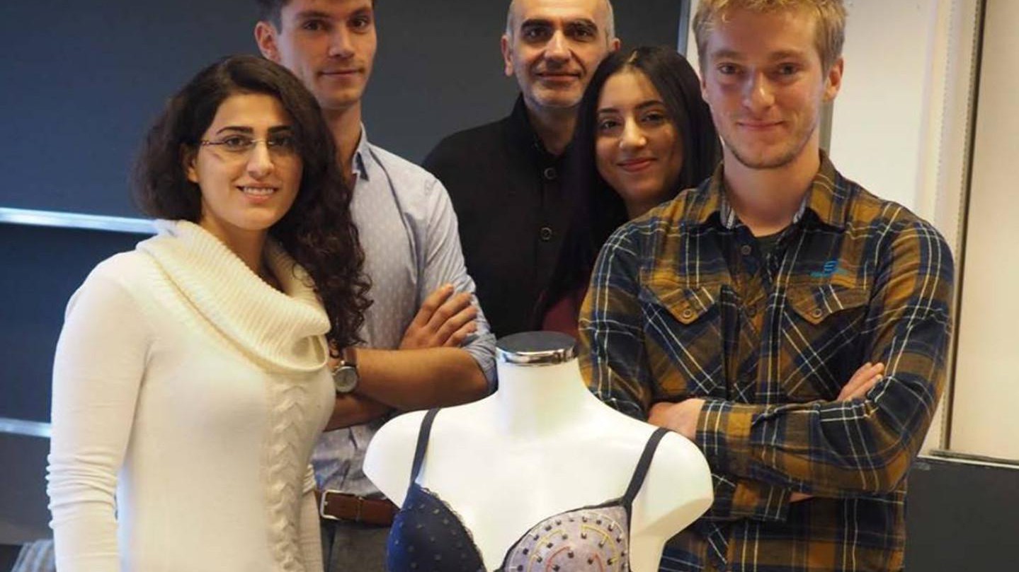 En collaboration avec la start-up IcosaMed, des étudiants de l’EPFL ont développé SmartBra, le premier textile connecté s’adressant au monde de l’oncologie.