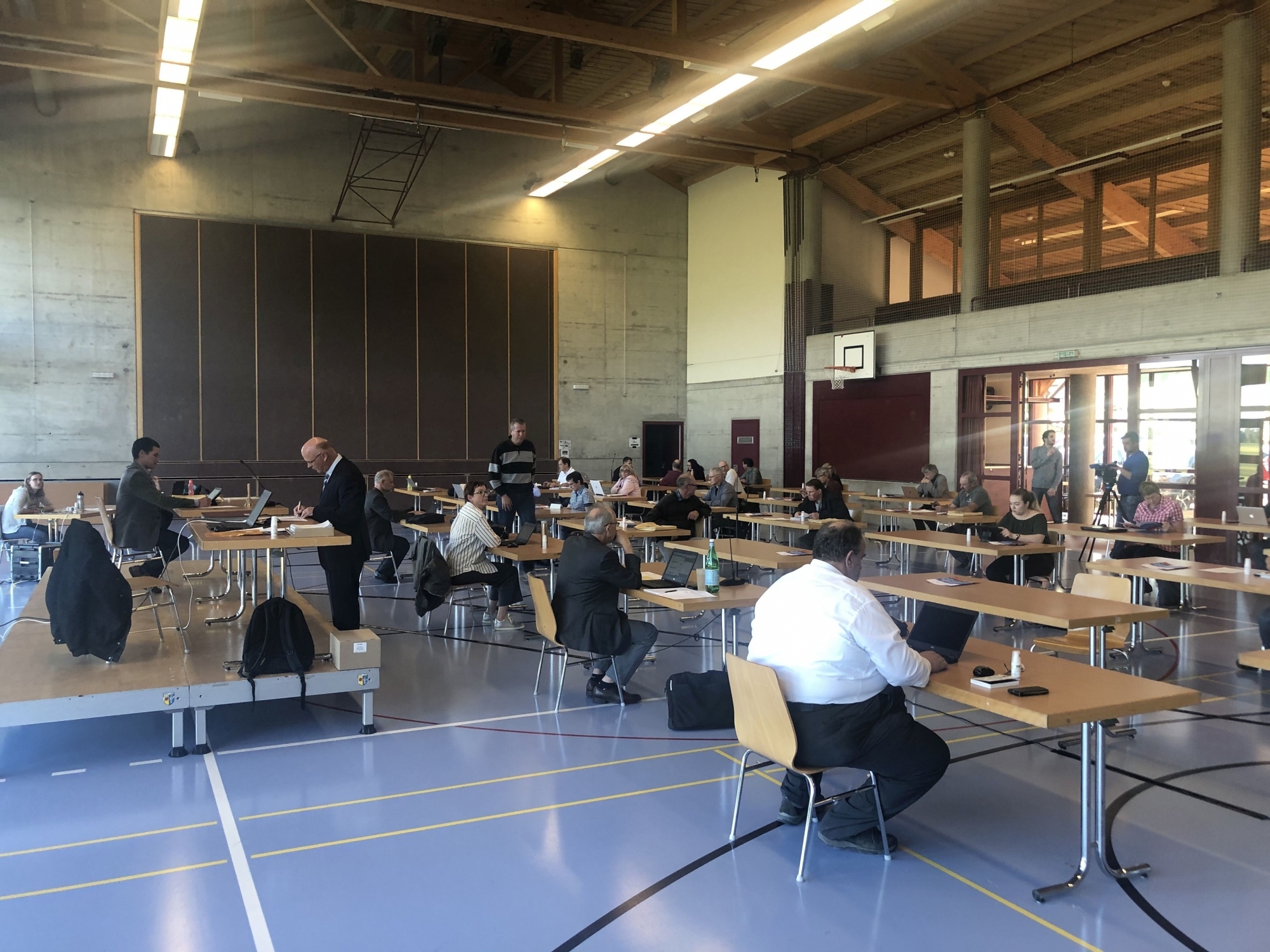 La séance du Conseil général de Val-de-Ruz s'est déroulée dans la salle de gym de la Rebatte, à Chézard, afin de respecter les distances de sécurité.