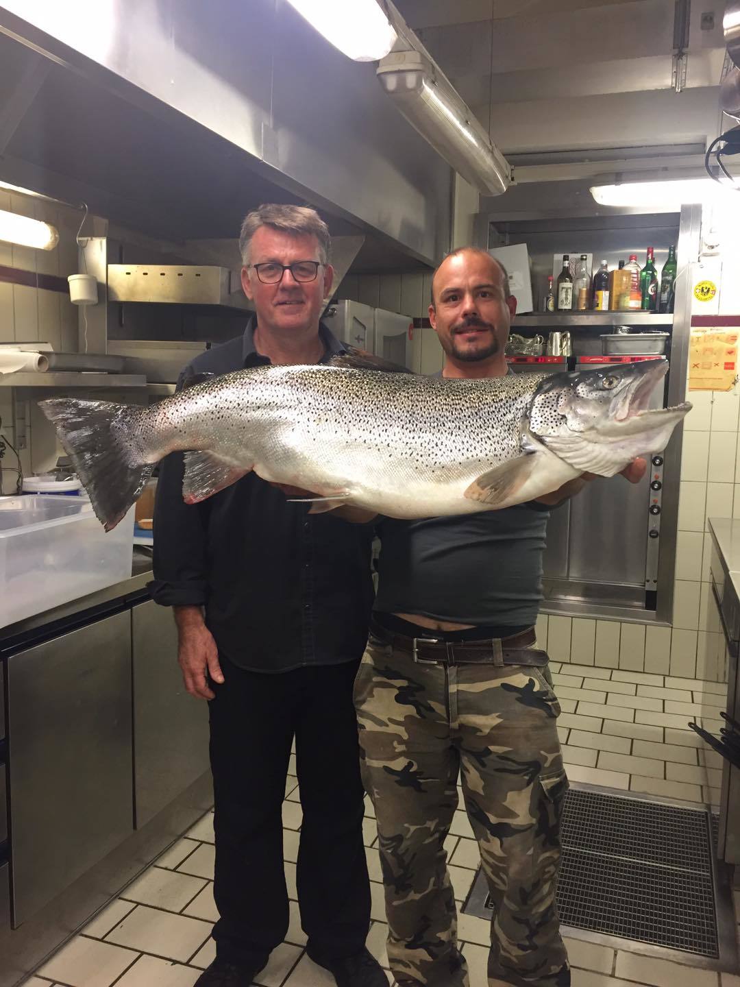 Craig Penlington, chef de cuisine de l'Hôtel DuPeyrou (à gauche), ne s'attendait pas à recevoir pareil cadeau de la part du pêcheur Olivier Junod (à droite).