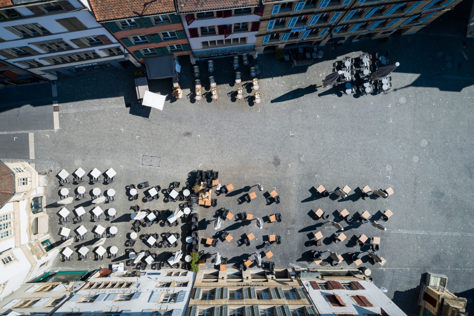 Place des Halles, Neuchâtel, le 25 mars à 12h42.