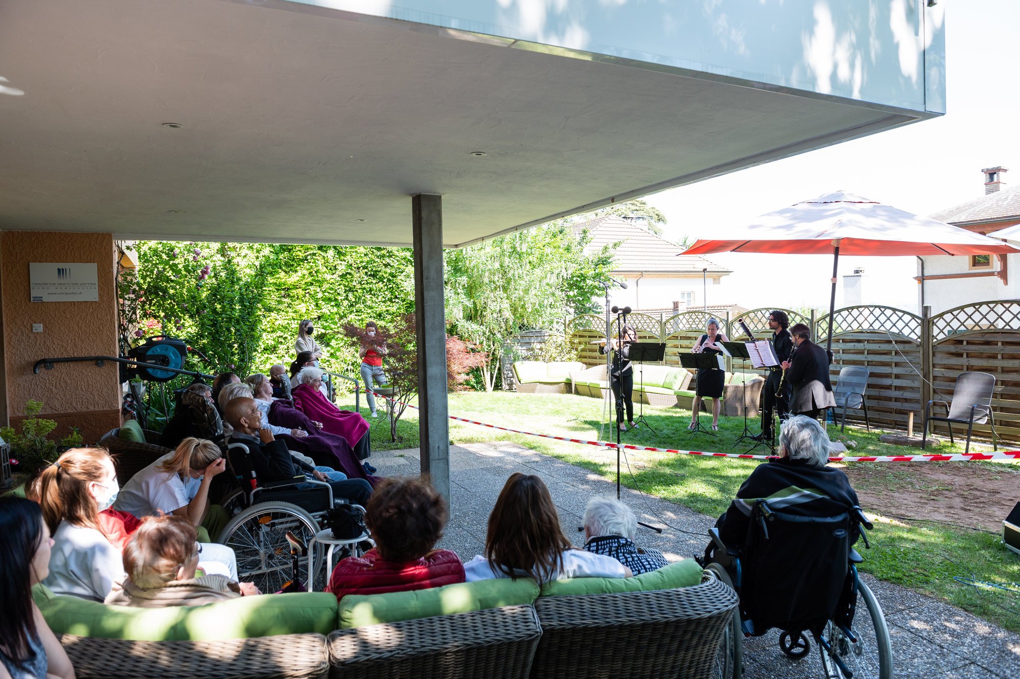 Les résidents du home des Trois-Portes à Neuchâtel a pu apprécier un concert de chambre de l'ESN dans le jardin!

Neuchatel, le 27 mai 2020
Photo: Lucas Vuitel