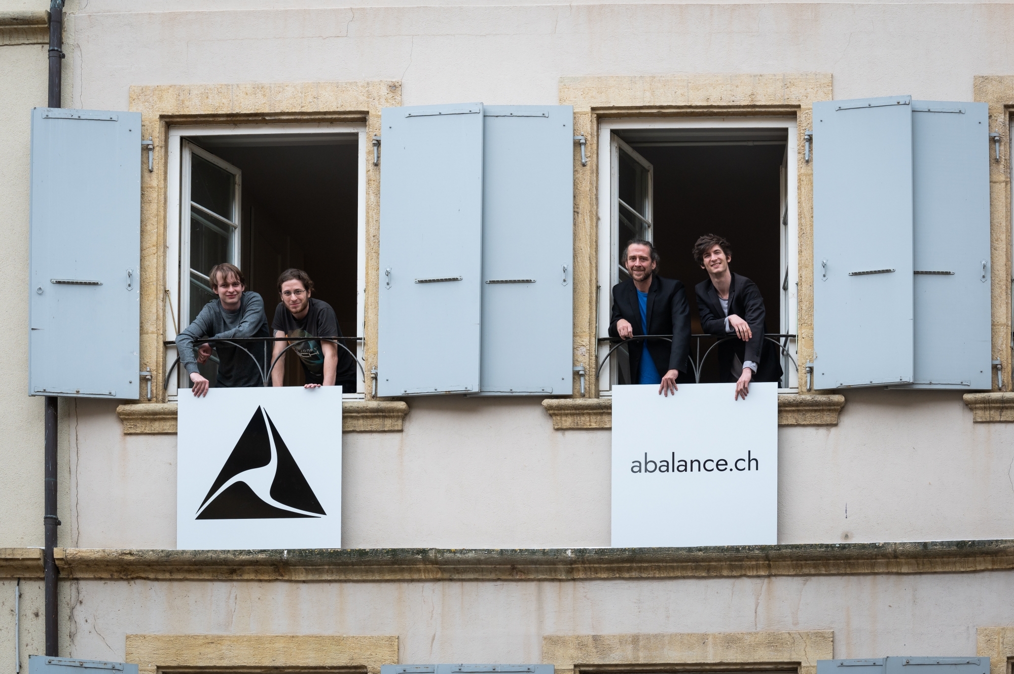 Valentin Schneeberger, (1er à gauche), Bertil Suter (3e) et Lucien Jeanprêtre (4e), fondateurs d'Abalance, avec Gaël Phillot (2e), l'un des premiers collaborateurs.