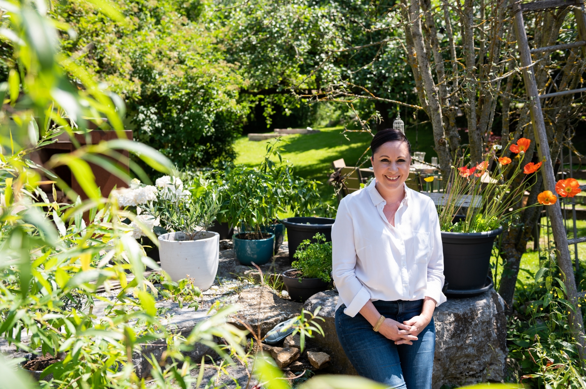 La productrice Aurélie Candaux, ici dans son jardin de Fenin, a aussi la main verte.