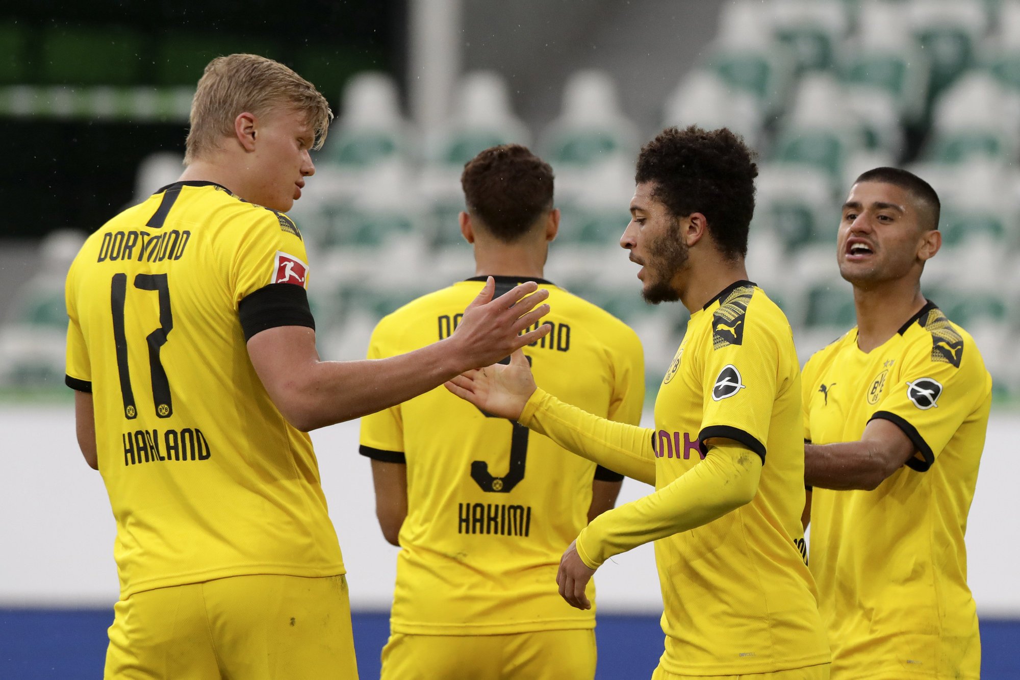 Erling Haaland (tout à gauche) célèbre un but avec ses coéquipiers du Borussia Dortmund.