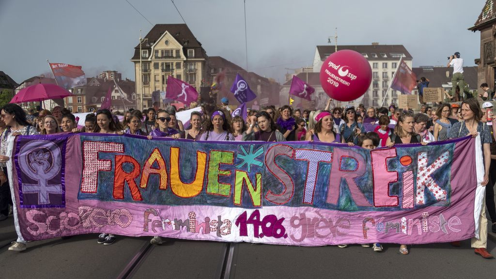 Des milliers de manifestants défilaient dans la ville de Bâle le vendredi 14 juin 2019 à l'occasion de la Journée de la femme.