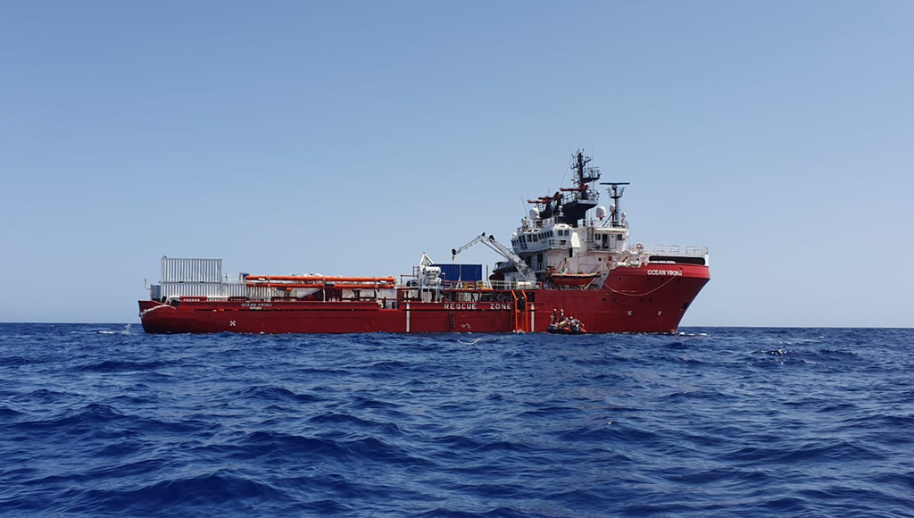 Etant donné la "tension extrême" qui y règne, l'Ocean Viking s'est donc déclaré "en état d'urgence, une première" pour un bateau de SOS Méditerranée.