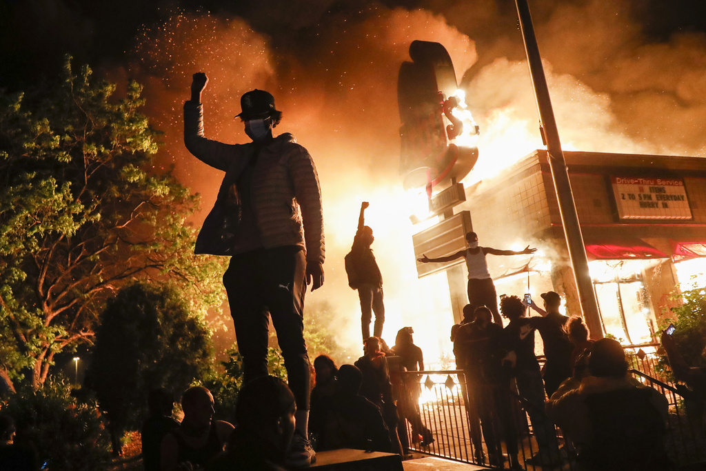 Des milliers de personnes ont assisté à l'incendie dans les quartiers nord de la ville.