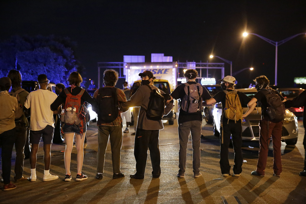 Des manifestants ont bloqué une autoroute et ont incendié le restaurant fast food Wendy's près duquel Rayshard Brooks a été abattu.