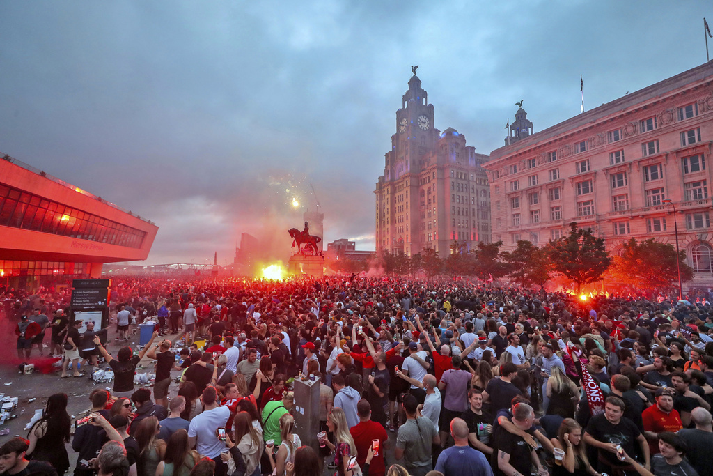 Plusieurs milliers de fans se sont rendues à Pier Head vendredi.