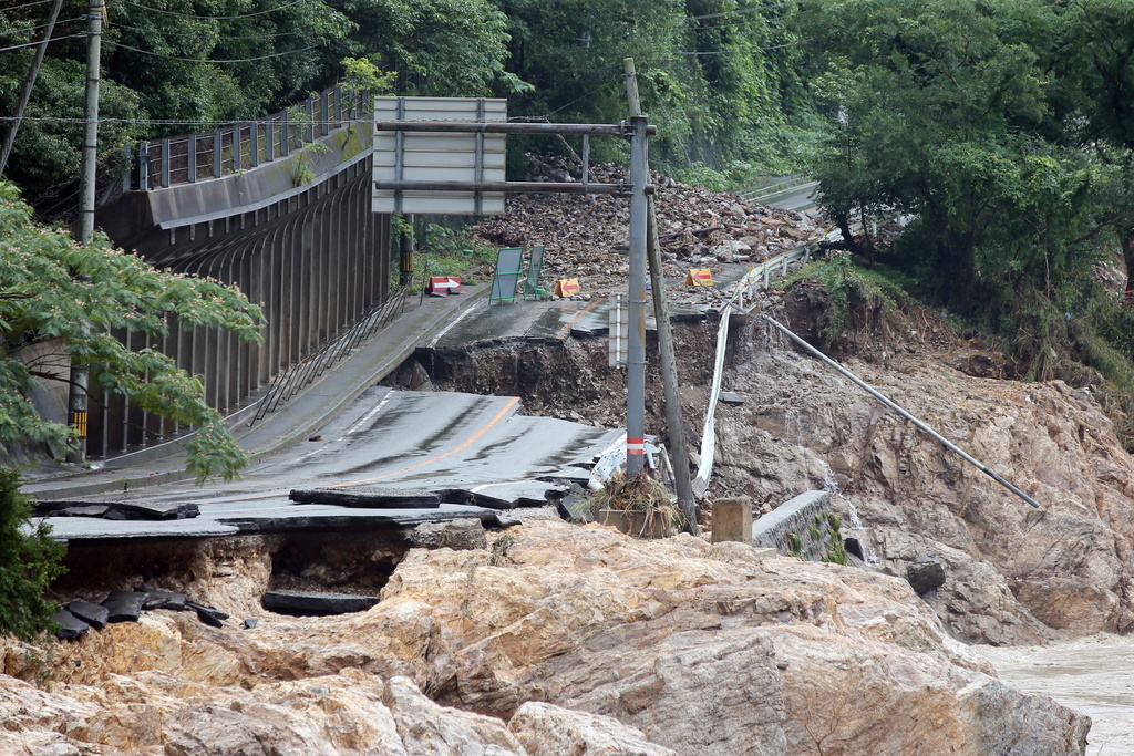 Une route détruite par les inondations près de la rivière Kuma à Ashikita.