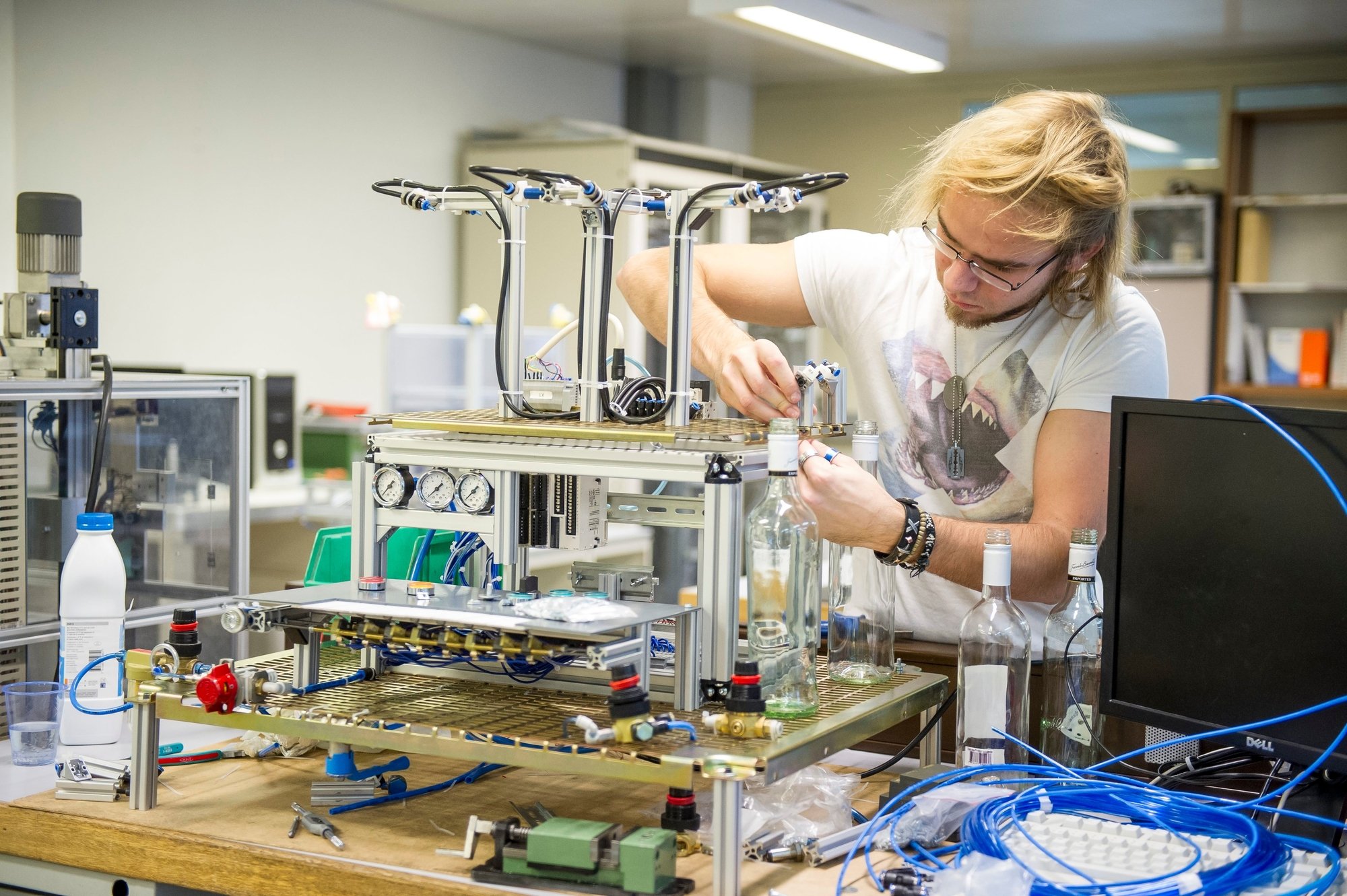 Un automaticien en formation au Centre professionnel du Littoral neuchâtelois.