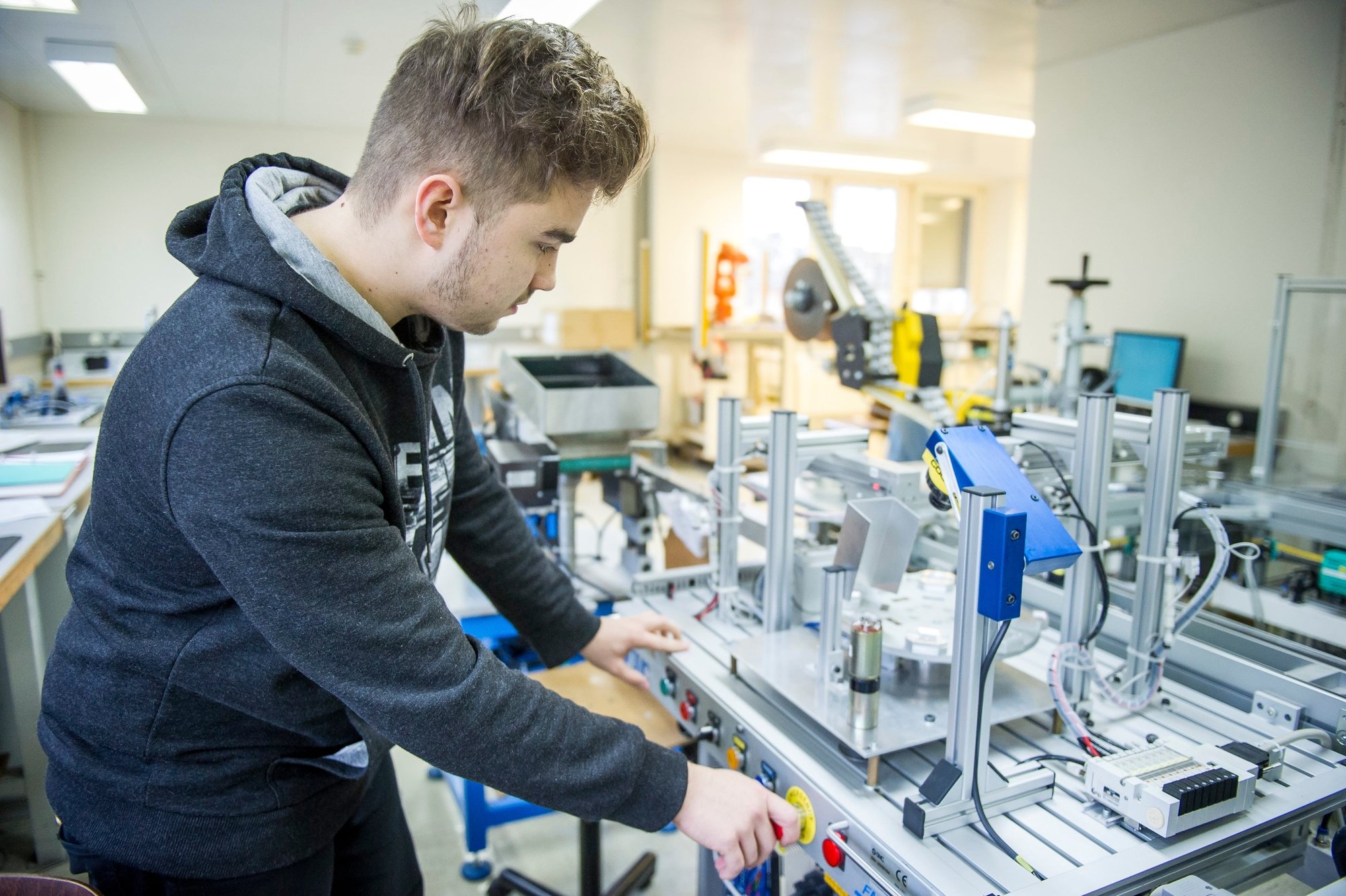 Un automaticien en formation au Centre professionnel du Littoral neuchâtelois.