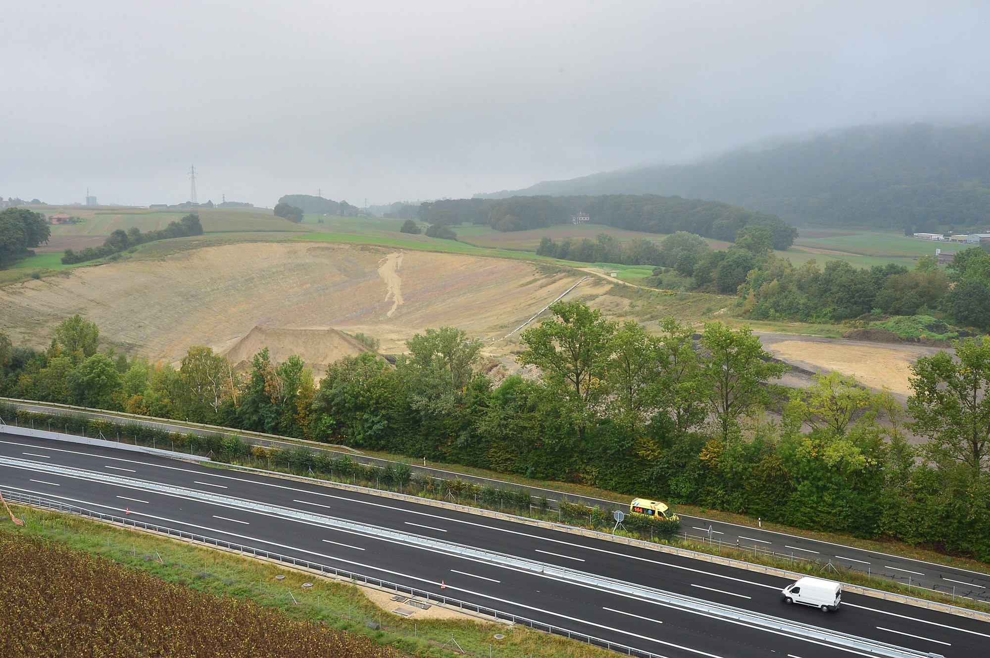 Autour de la carrière de Juracime, à Cornaux, d'autres activités produisent aussi des poussières susceptibles de rendre glissante l'autoroute.