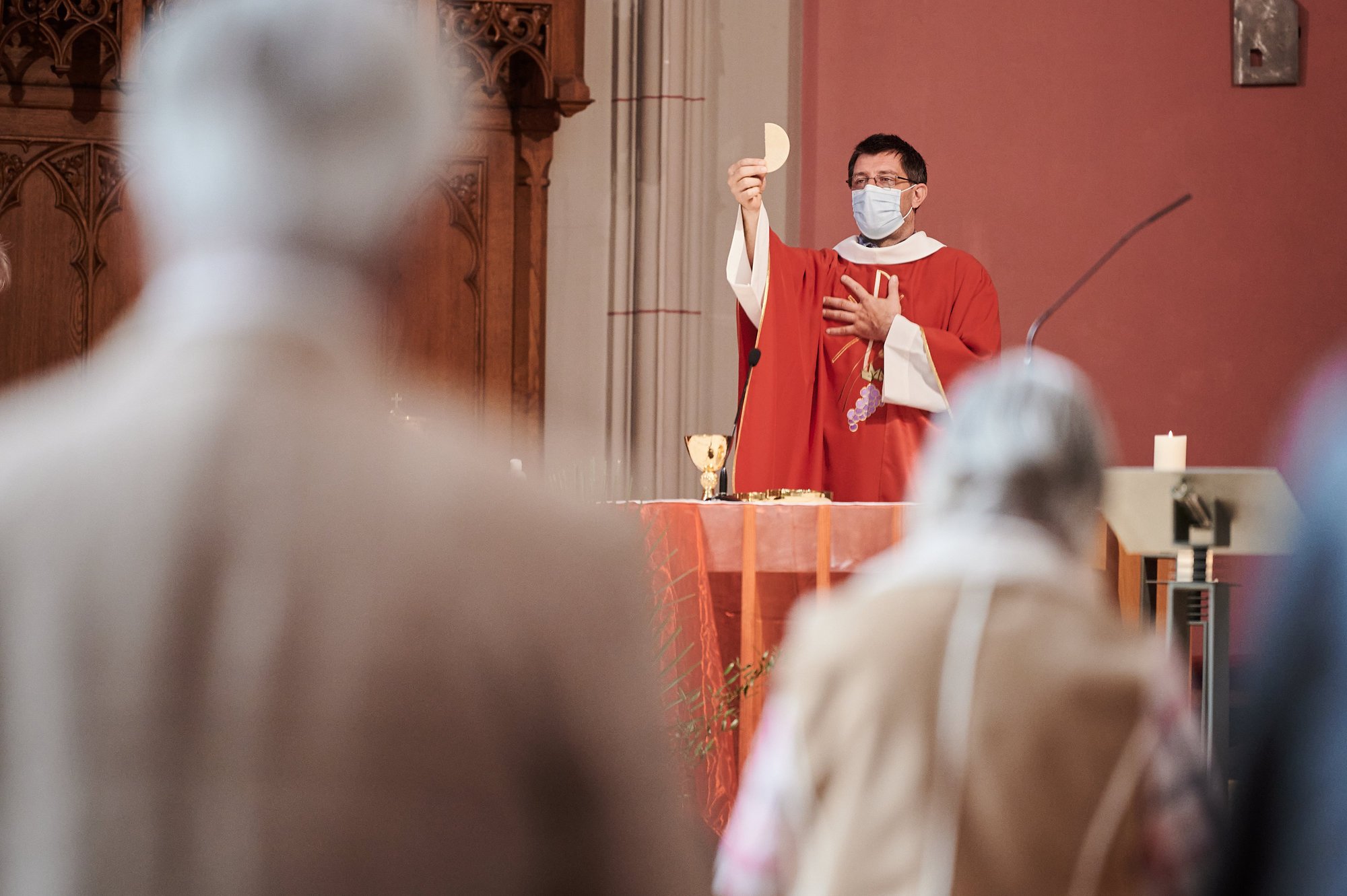 Moyennant quelques adaptations en raison des mesures sanitaires, les fidèles catholiques ont pu vivre la communion à l'église du Sacré-Coeur ce dimanche de Pentecôte.