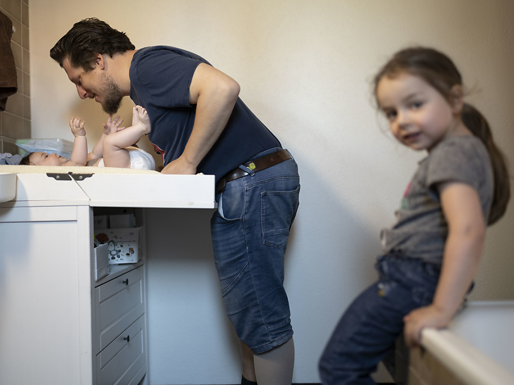 Les hommes s'investissent dès le début dans leur rôle de père (image d'illustration).