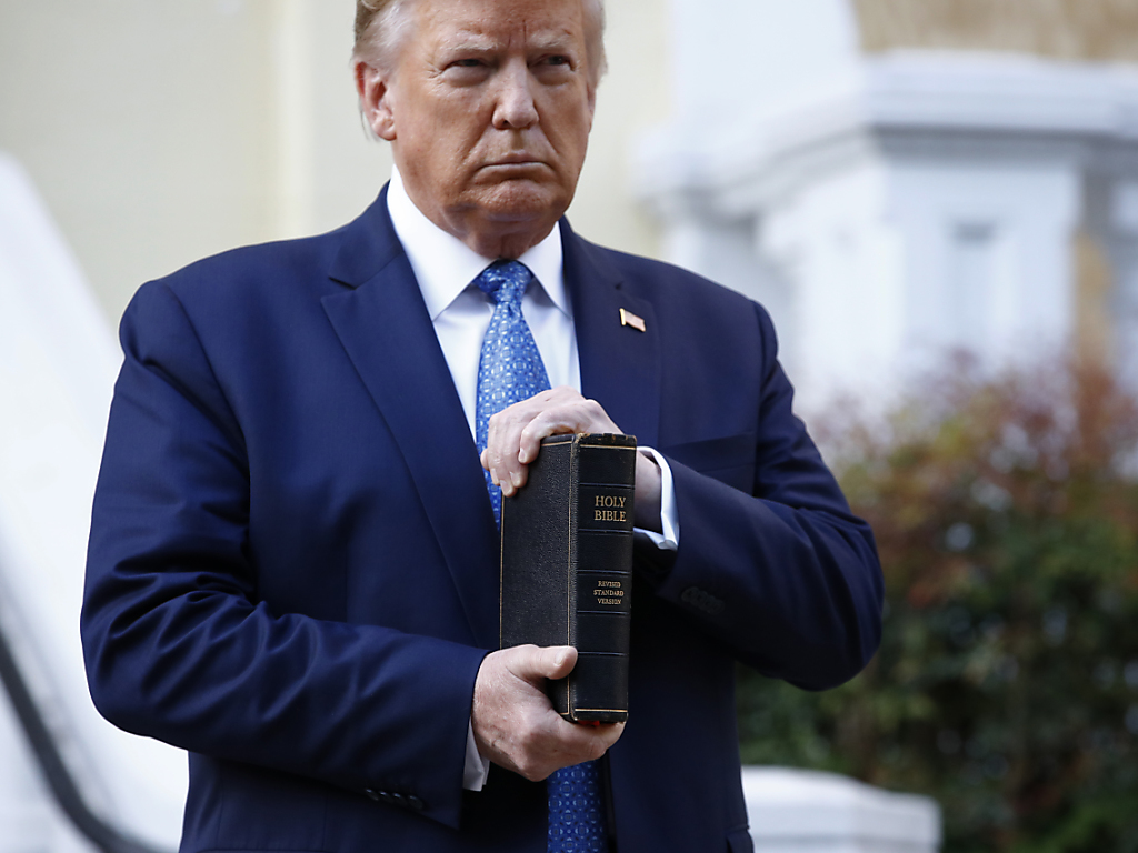 Le président Donald Trump s'est rendu à pied à l'église Saint John, entouré de membres de son cabinet, pour s'y faire photographier, une Bible en main.