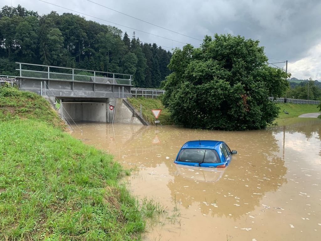 Des passages routiers inférieurs ou sous voie ont été totalement inondés, comme ici à Sempach (LU).
