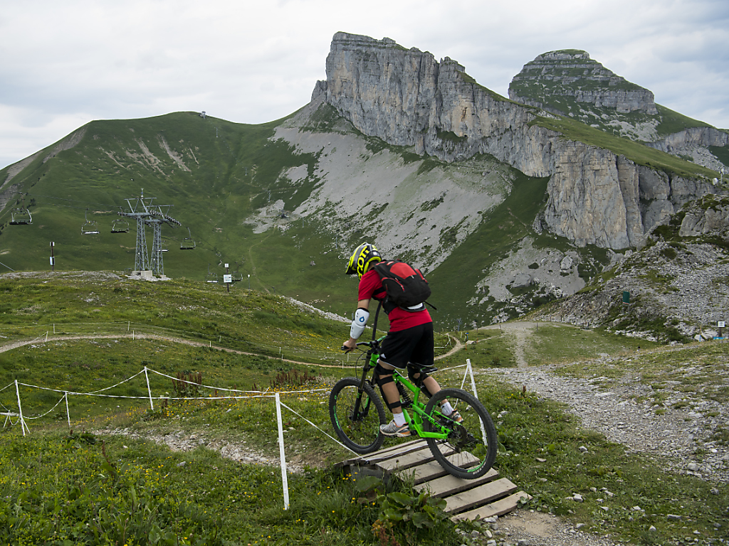 Les adeptes de sports à risque comme la descente en VTT doivent savoir qu'en cas d'accident, les prestations d'assurance peuvent être réduites (photo prétexte).