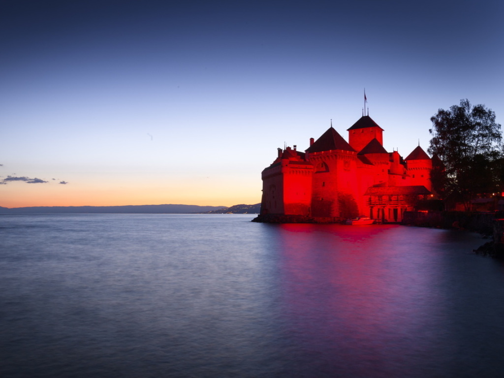 Le Château de Chillon (VD) est l'un des plus de 800 sites culturels à s'être paré de rouge lundi soir.