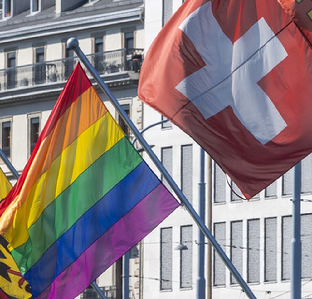 Actuellement, en Suisse, les couples de même sexe peuvent conclure un partenariat enregistré. Mais cette union ne leur donne pas les mêmes droits que les couples mariés.
