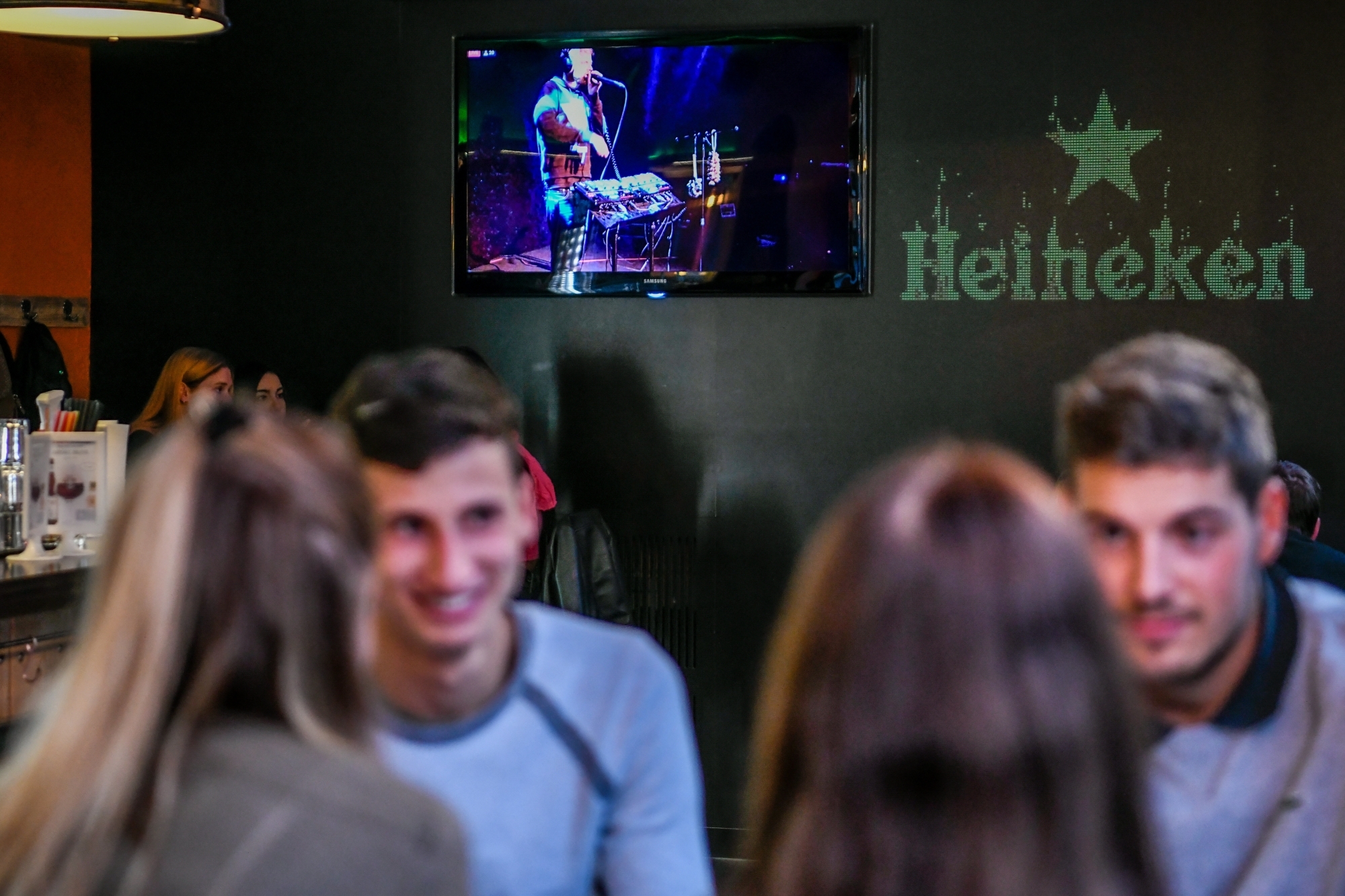 Un concert diffusé en direct sur écran, ici au Twister bar, à La Chaux-de-Fonds.