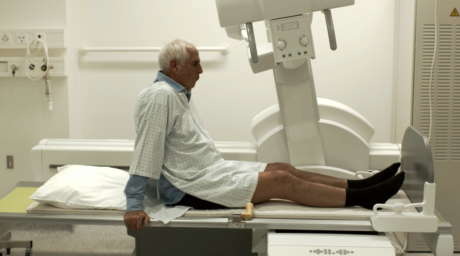 Bernard Challandes a dû passer des examens à Genève pour soigner son genou droit.