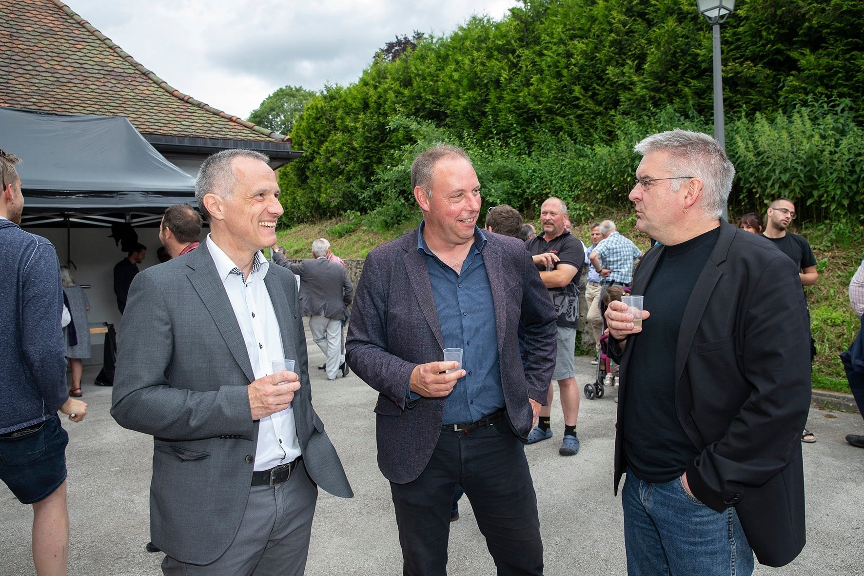 José Decrauzat, président des Brenets (au centre), et Denis de la Reussille, président du Locle (à droite), lèvent leur verre à la fusion. A leur côté: le conseiller d'Etat Laurent Kurth.