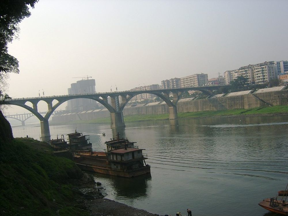 La rivière Fu coule dans la province du Sichuan. Ici à Hechuan.
