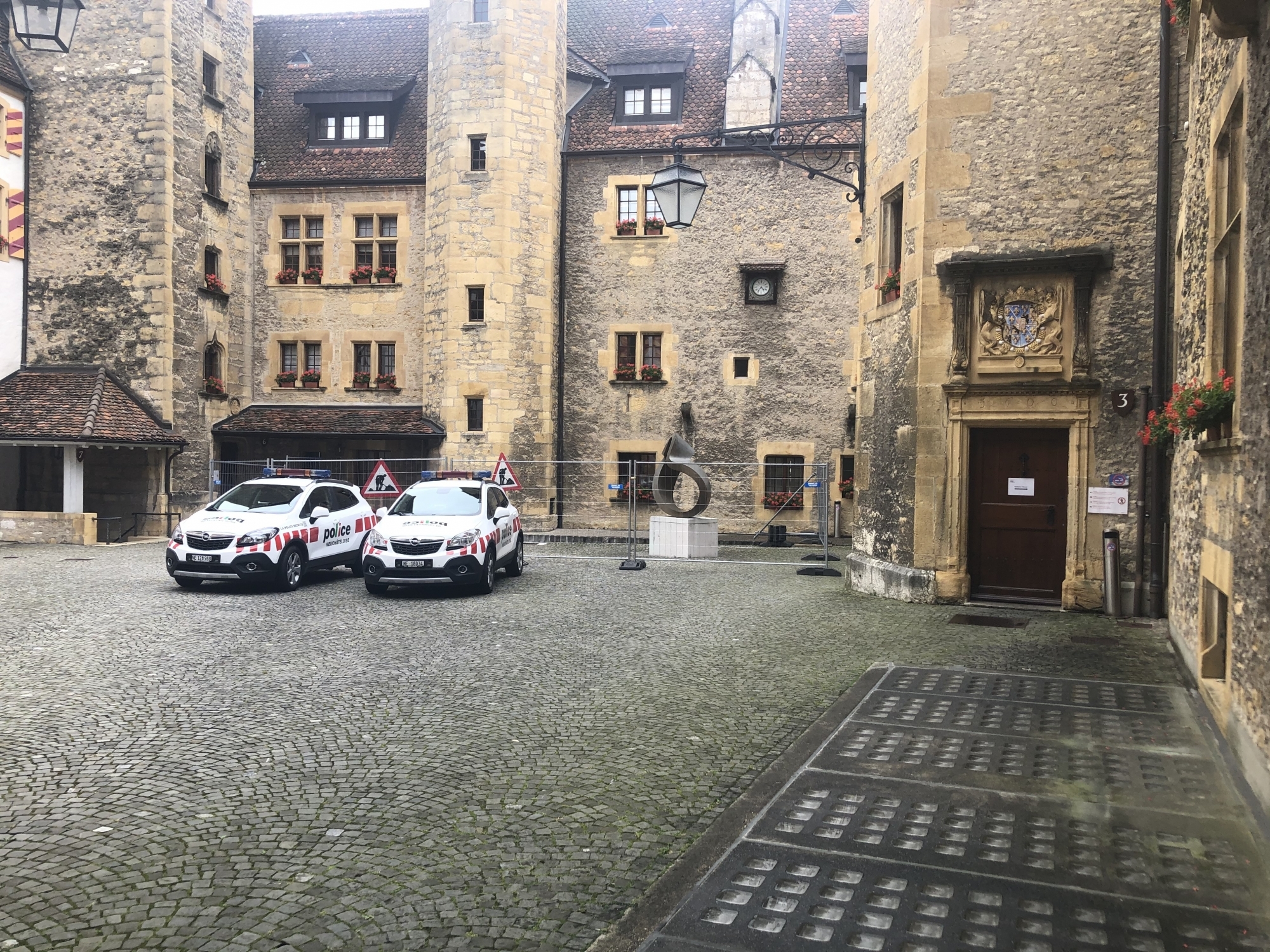 Le dispositif policier était important ce mercredi au château de Neuchâtel pour le procès du drame des Verrières.