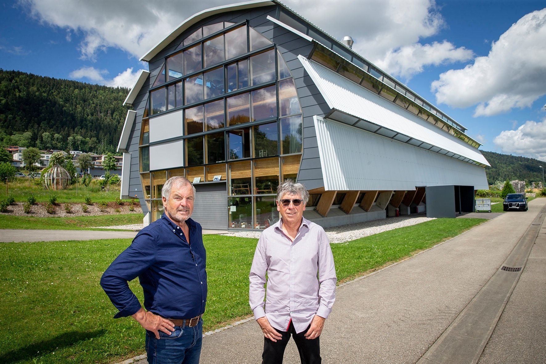 Philippe Silacci et Pierre-Alain Vautravers (de gauche à droite) posent devant le Mycorama, un bâtiment qu'ils aimeraient voir abriter la Maison du sport neuchâtelois.