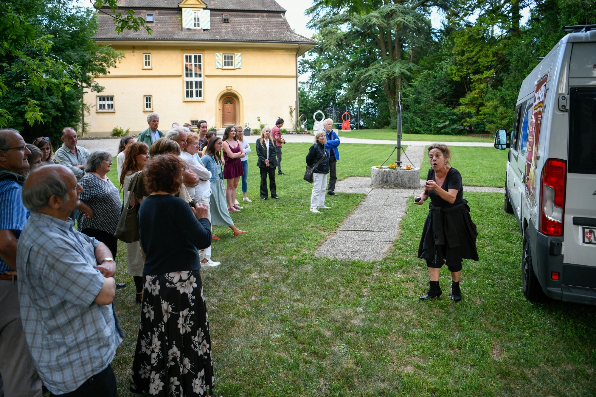 Isabelle Bonillo et son spectacle "L'Ouvrir" dans le parc de la Villa Lardy, à Neuchâtel, jusqu'au 12 juillet.