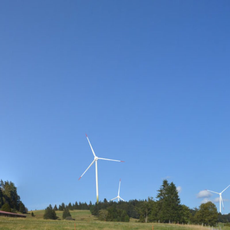 Trois éoliennes sont prévues en terres neuchâteloises et six en terres bernoises.