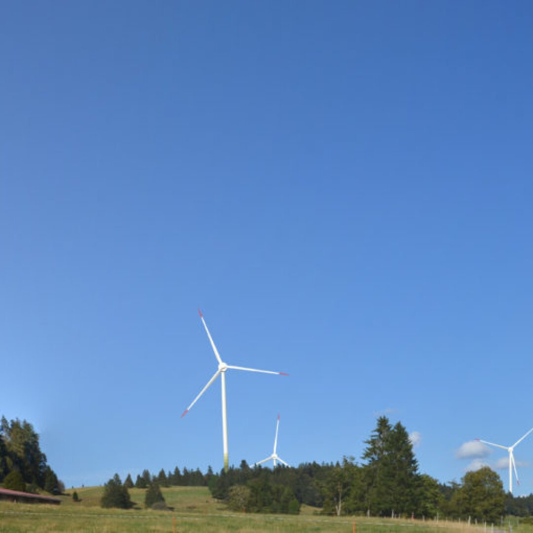 Trois éoliennes sont prévues en terres neuchâteloises et six en terres bernoises.