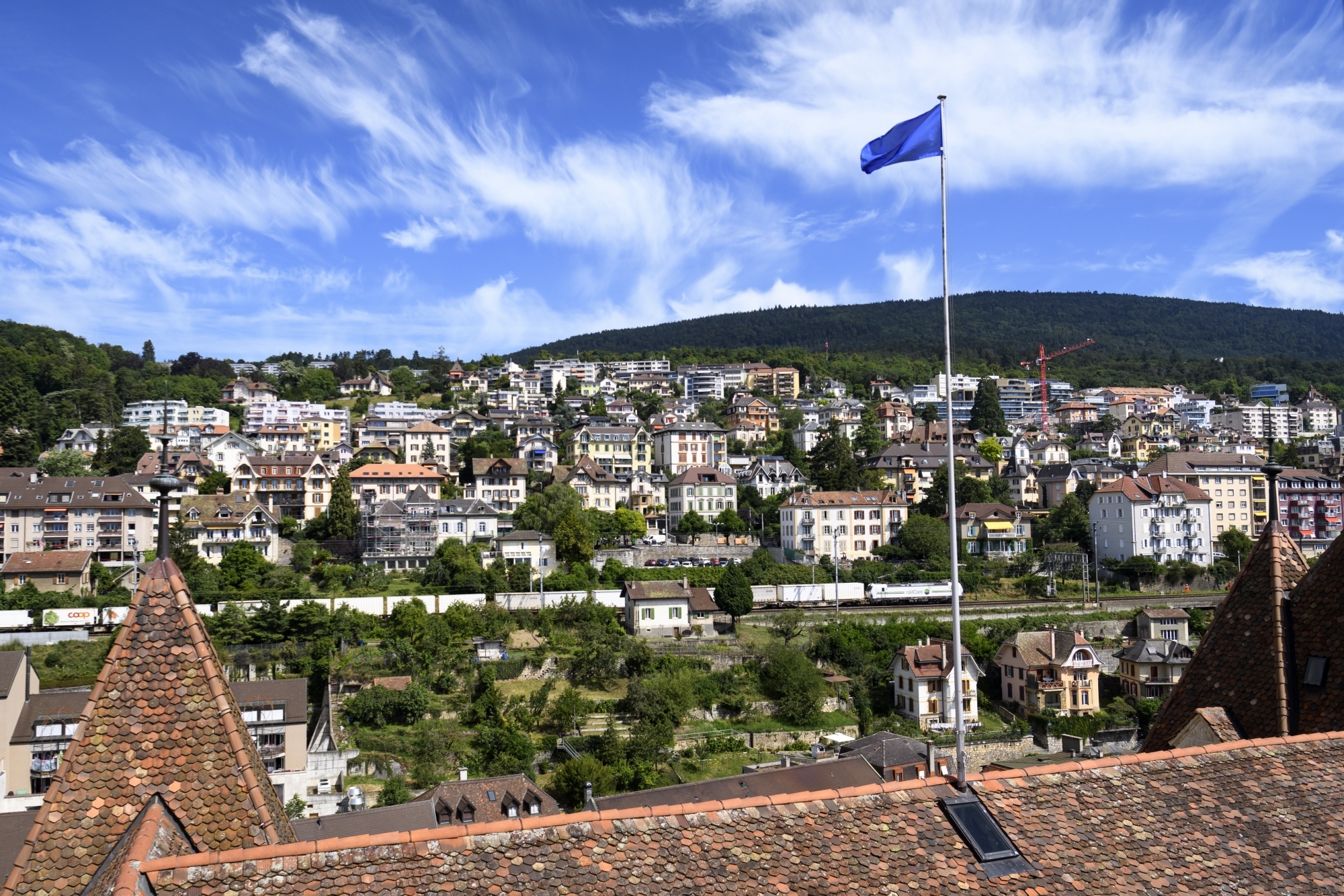 Le drapeau bleu, signifiant que les cas positifs de Covid-19 sont sporadiques, flotte toujours sur le Château de Neuchâtel.