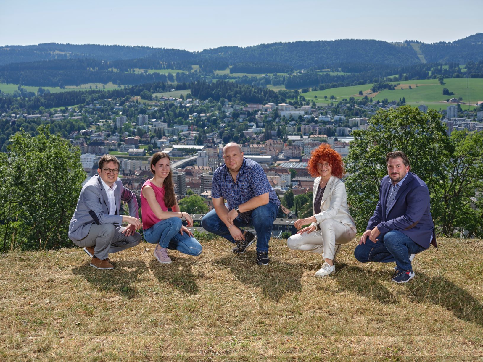 Les vert'libéraux présentent la première liste pour le Conseil communal de leur histoire. De gauche à droite: Dino Belometti, Aliénor Zaffalon, Laurent Delacroix, Brigitte Leitenberg et Alain Othenin-Girard.