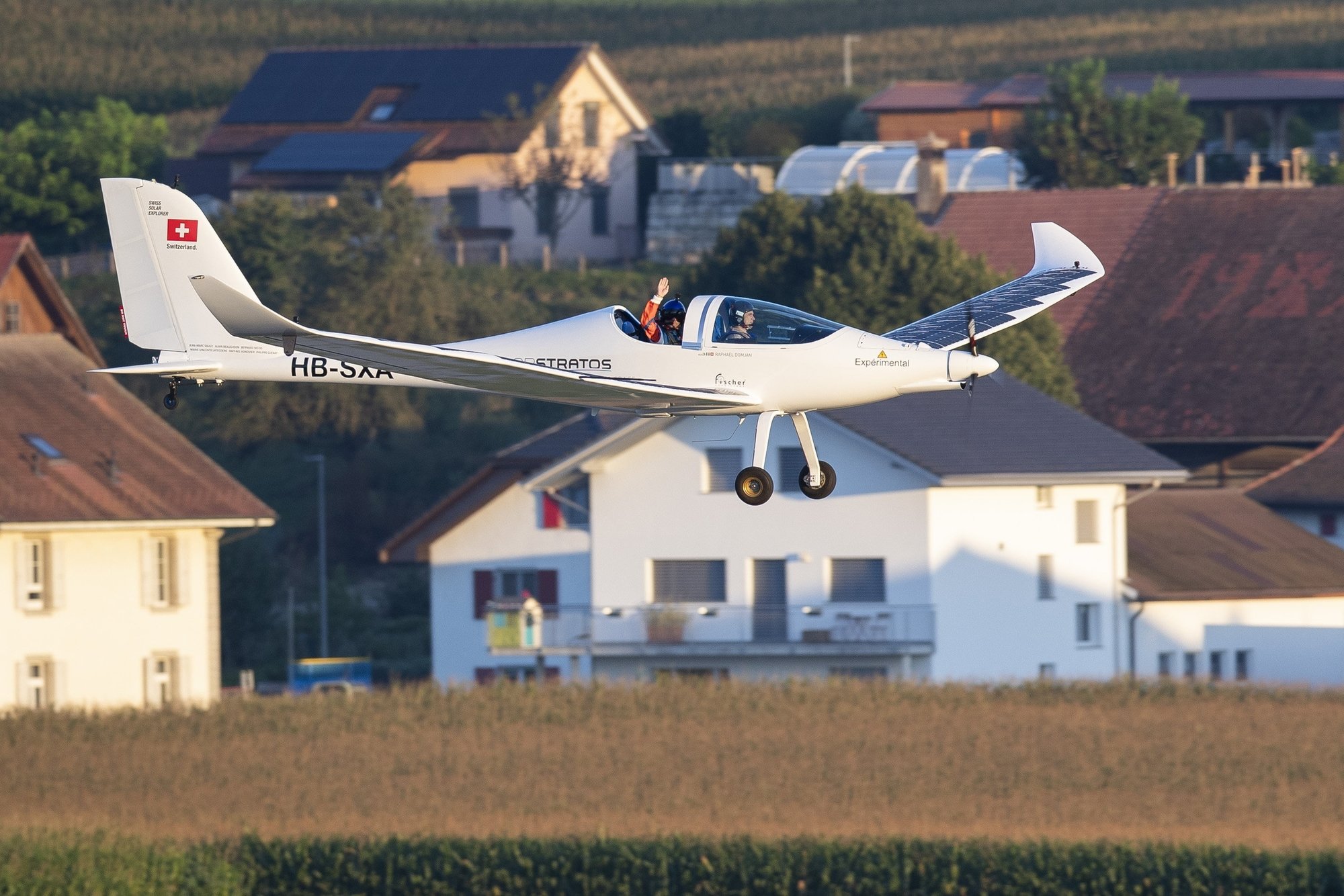 Ce jeudi 20 août à 7h00, Raphaël Domjan a réalisé le premier vol en duo à bord de SolarStratos en tant que passager. Le pilote d'essai Miguel Iturmendi était au commande de l'avion solaire basé à Payerne.
